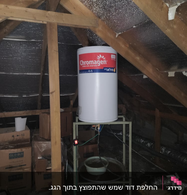 דוד שמש מותקן בעליית גג עם צינורות וחיבורים